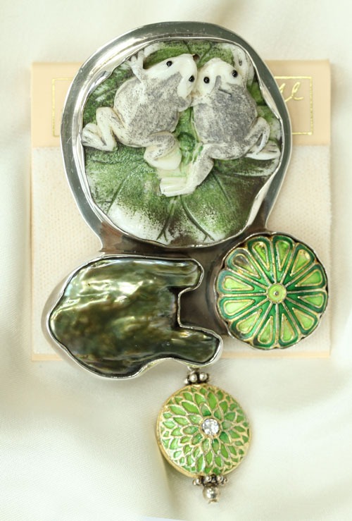Frogs on Lily Pad Pin-Pendant