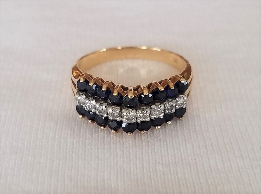 Sapphire & Diamond Ring in 14k Gold      Size 5.5