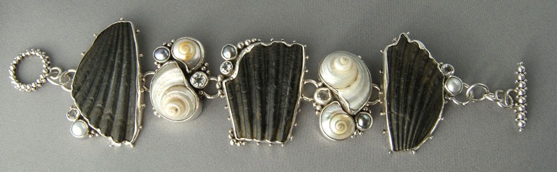 Echo of the Dreamer Black Shell Bracelet