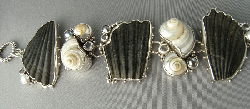 Echo of the Dreamer Black Shell Bracelet