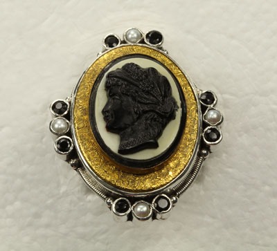Vintage Black & White Cameo Ring