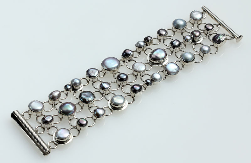 Echo of the Dreamer Exquisite Platinum Pearl Bracelet