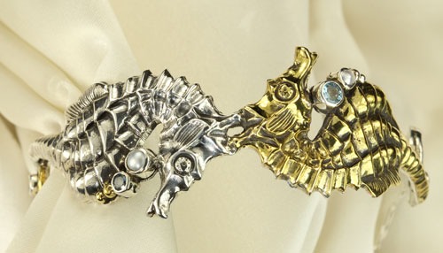 Mars & Valentine Large Kissing Seahorse Bangle