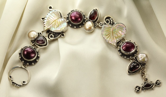 ECHO OF THE DREAMER Fenberry Hearts Bracelet