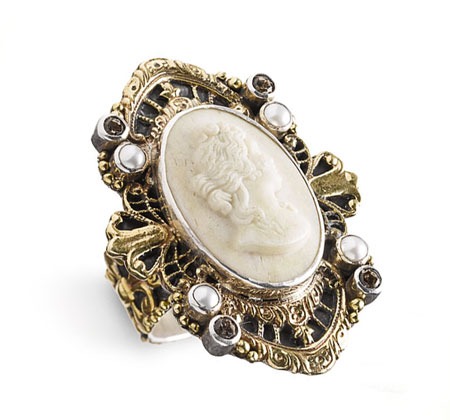 Mars & Valentine White Cameo Ring