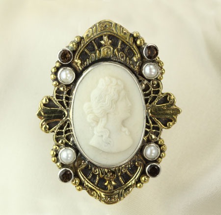 Mars & Valentine White Cameo Ring