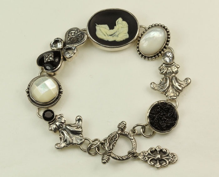 Mars & Valentine Lovers Embrace Bracelet
